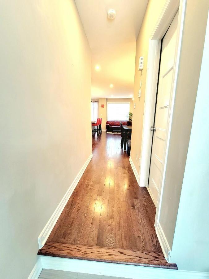 3 Bedroom Town House In Close To Downtown Holiday home Ottawa
